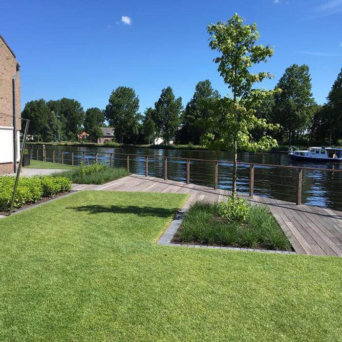 Tuin met vlonder aan het water Haarlem